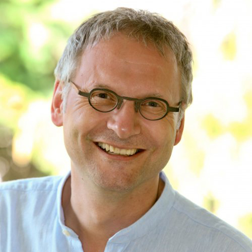 </p>
<p style="font-size: 18px; font-weight: 400; margin-top: 20px; margin-bottom: 5px">Stellvertretender Schulleiter</p>
<h4>Reinhard Kattinger</h4>
<p>